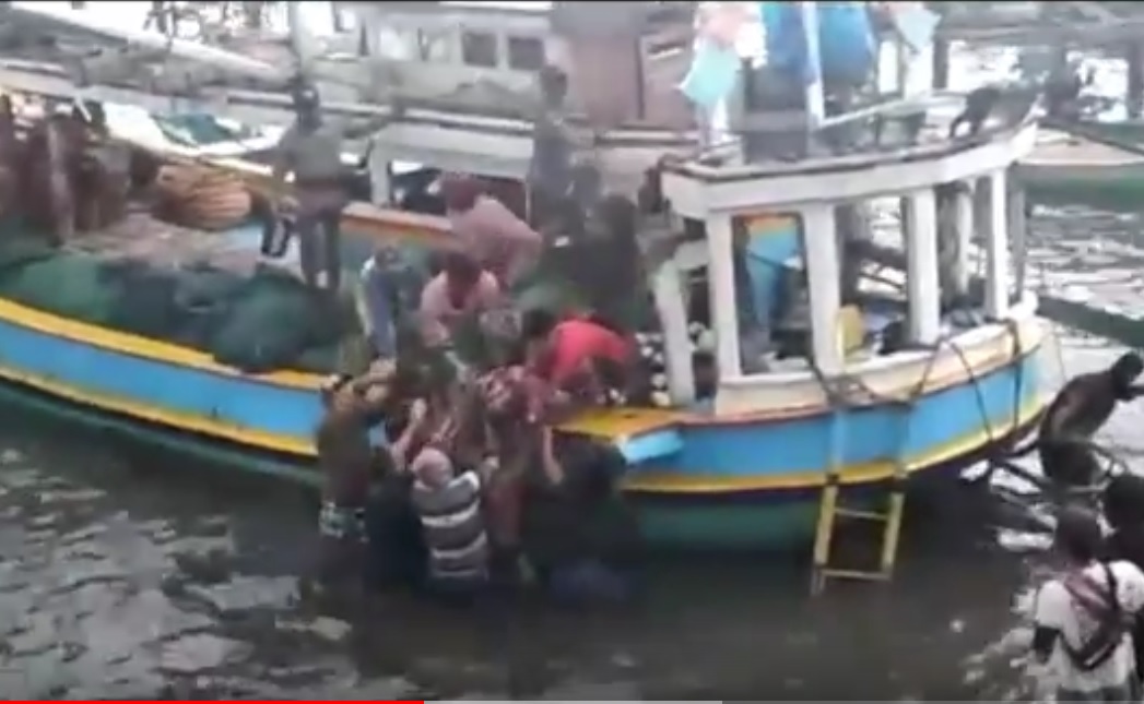 Seorang nelayan di Situbondo  dievakuasi dengan kondisi kaki kanannya terputus . (metrotv)
