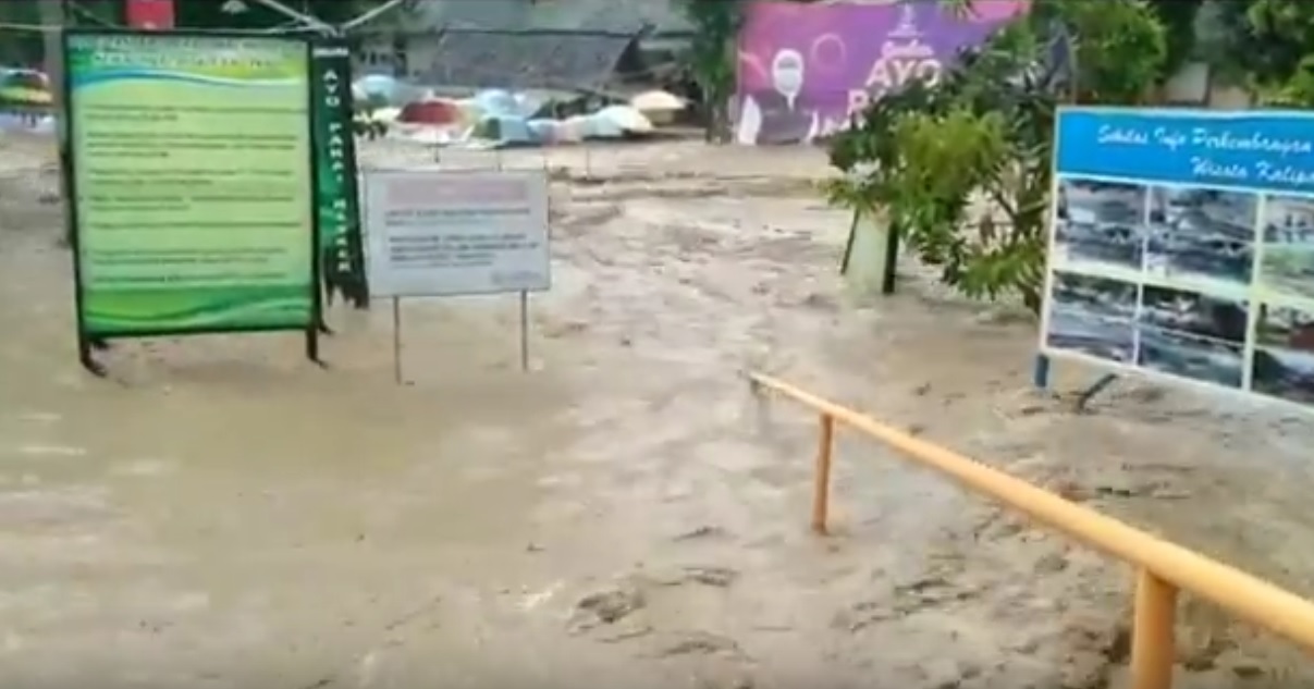 Air bercampur lumpur menerjang lokasi wisata pemandian air panas di Tuban. (metrotv)