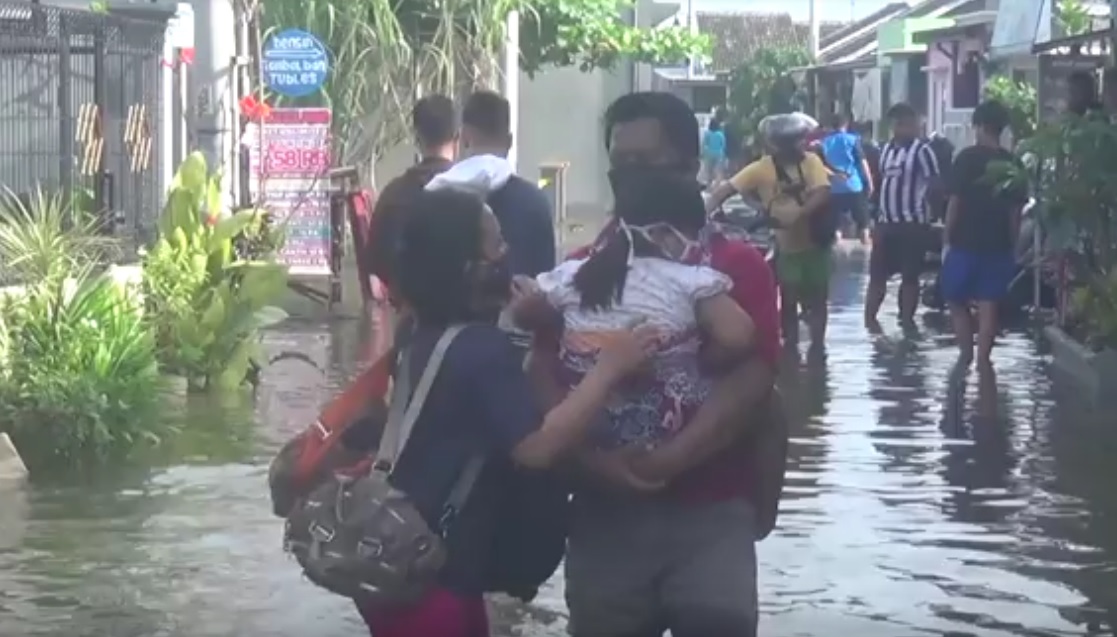 Sejumlah warga di Kediri memgungsi akibat rumahnya kebanjiran. (metrotv)