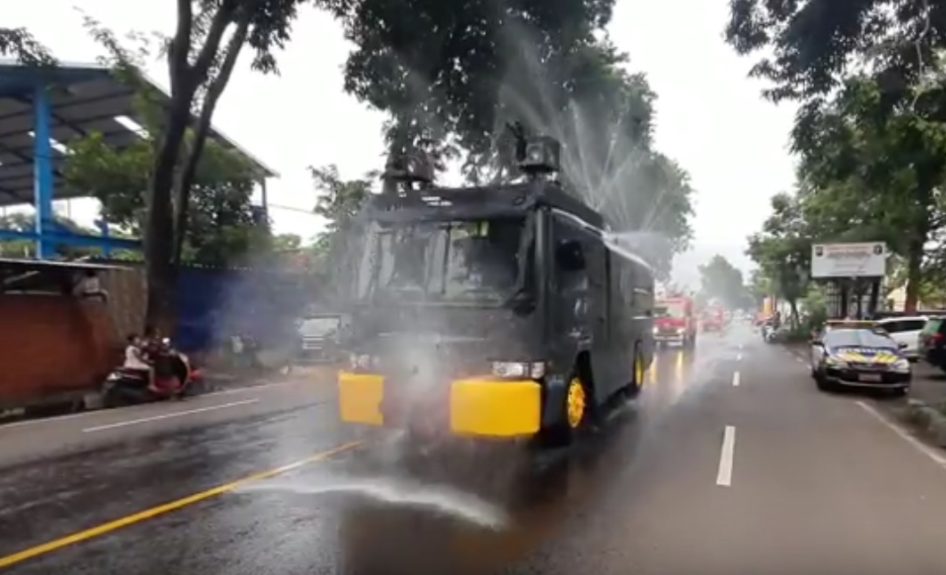 Covid-19 Meningkat, Polres Mojokerto Terjunkan Water Canon