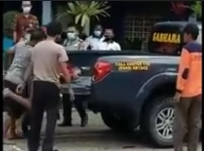 Pelaku jambret digelendang ke mobil patroli Polsek Grati, Kabupaten Pasuruan. (metrotv)