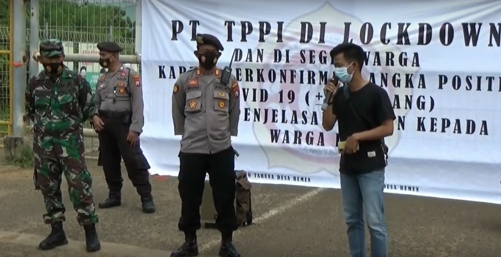 Salah satu peserta aksi blokade PT TPPI menyampaikan aspirasinya dengan di kawal ketat kepolisian (Foto / Metro TV)