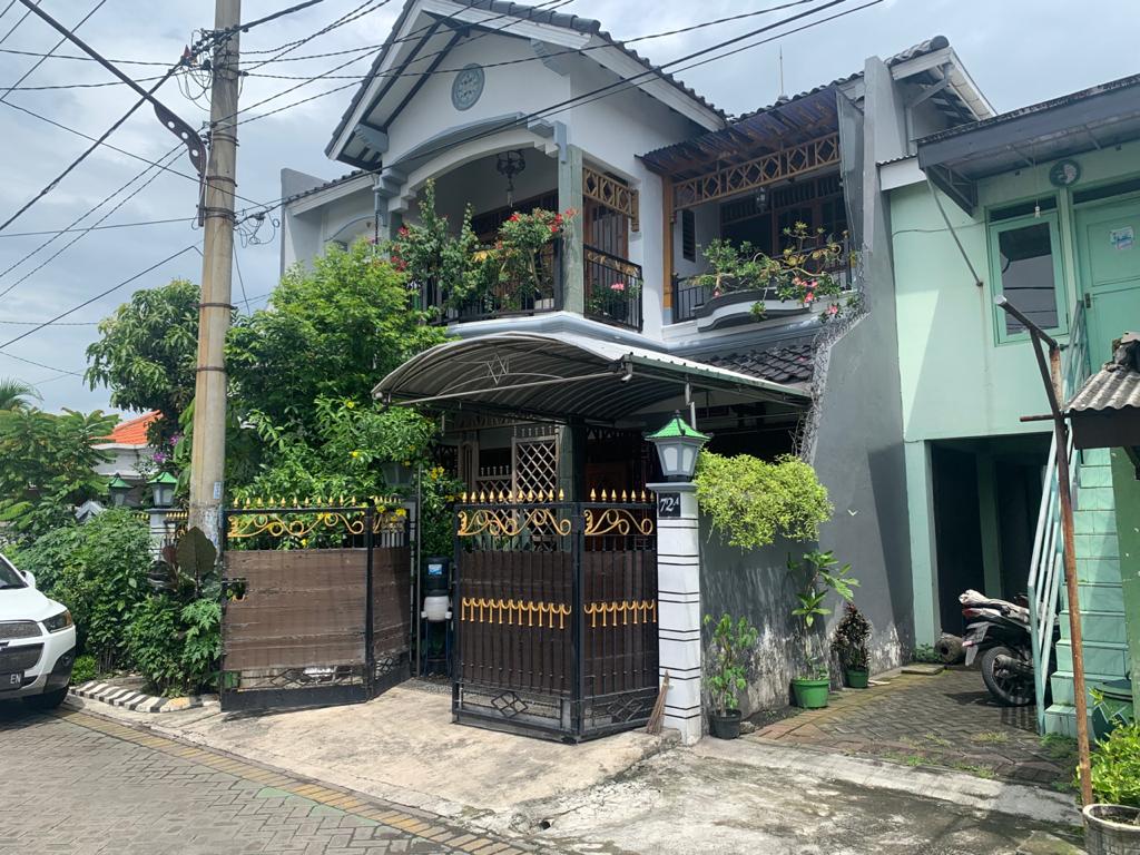 Kondisi rumah Fadly Satrianto di Teluk Penanjung 17 RT 4 RW 5 Perak, Kota Surabaya nampak lenggang (Foto/ Monic Gracia/ Metro TV)