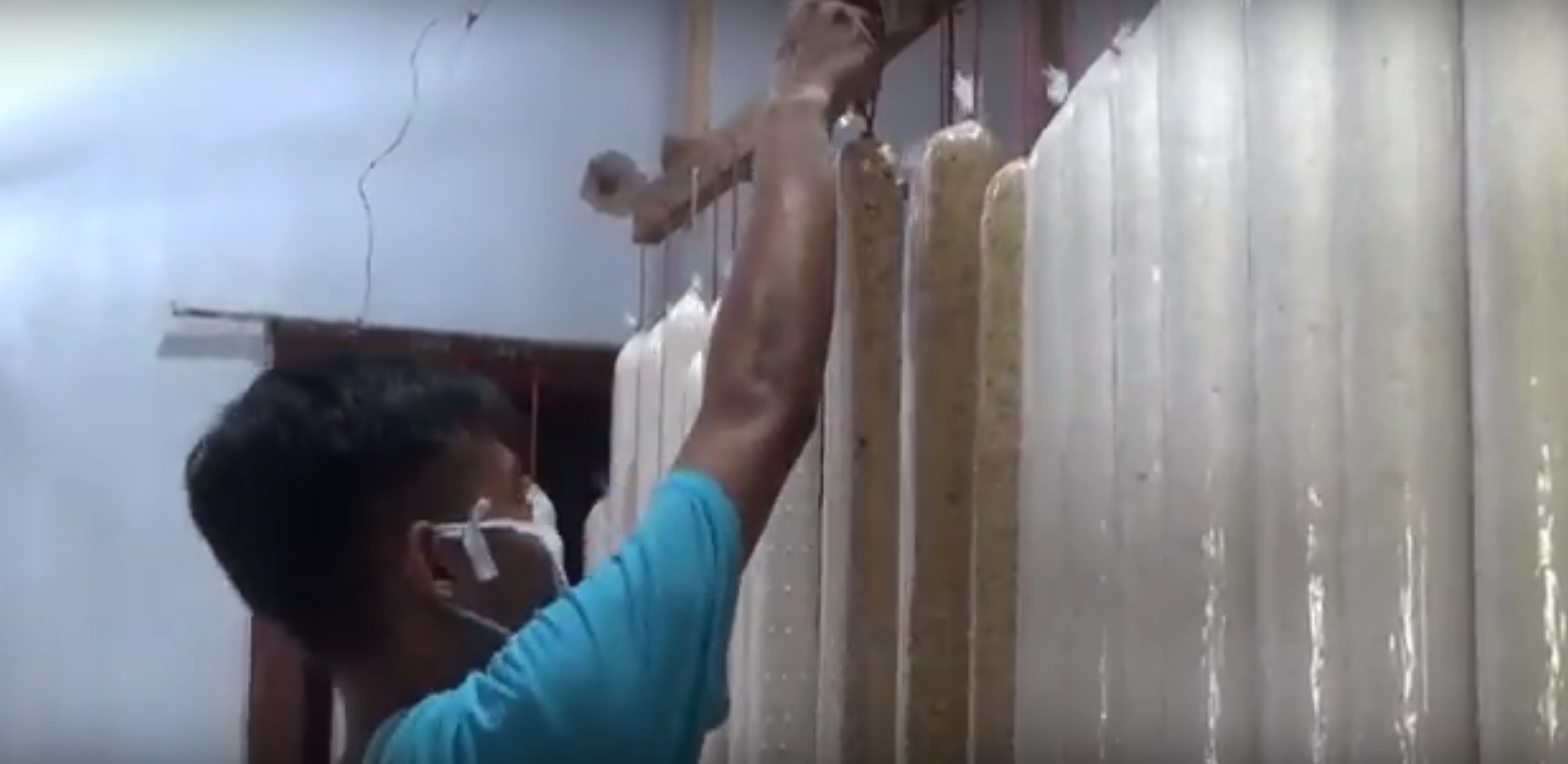 Seorang pekerja  sedang menyiapkan bahan baku keripik tempe (Foto / Metro TV)