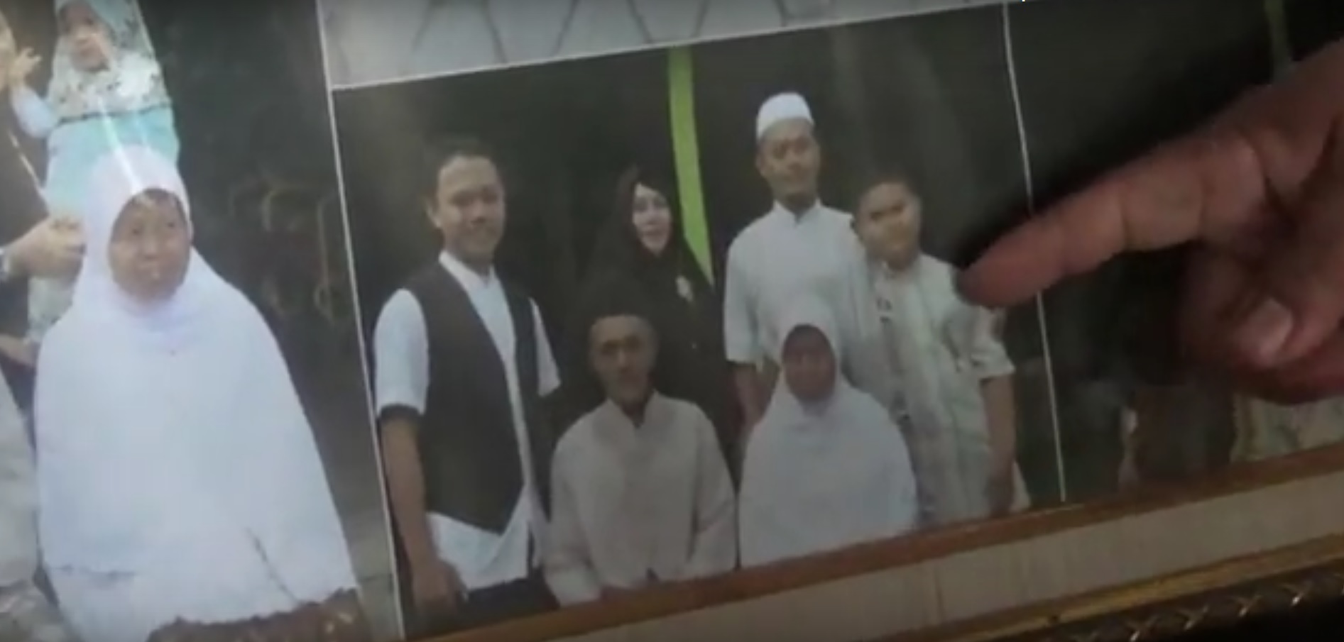 Foto Muhammad dan Minarni bersama kedua anak dan orang tuanya. Pasutri tersebut menjadi korban jatuhnya pesawat Sriwijaya Air (Foto / Metro TV)