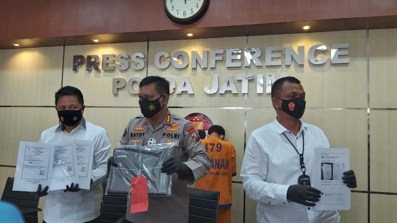 Kabid Humas Polda Jatim, Kombes Gatot Repli Handoko menunjukkan barang bukti pemalsuan surat rapid tes yang dibuat tersangka (Foto / Amaludin/ Medcom)