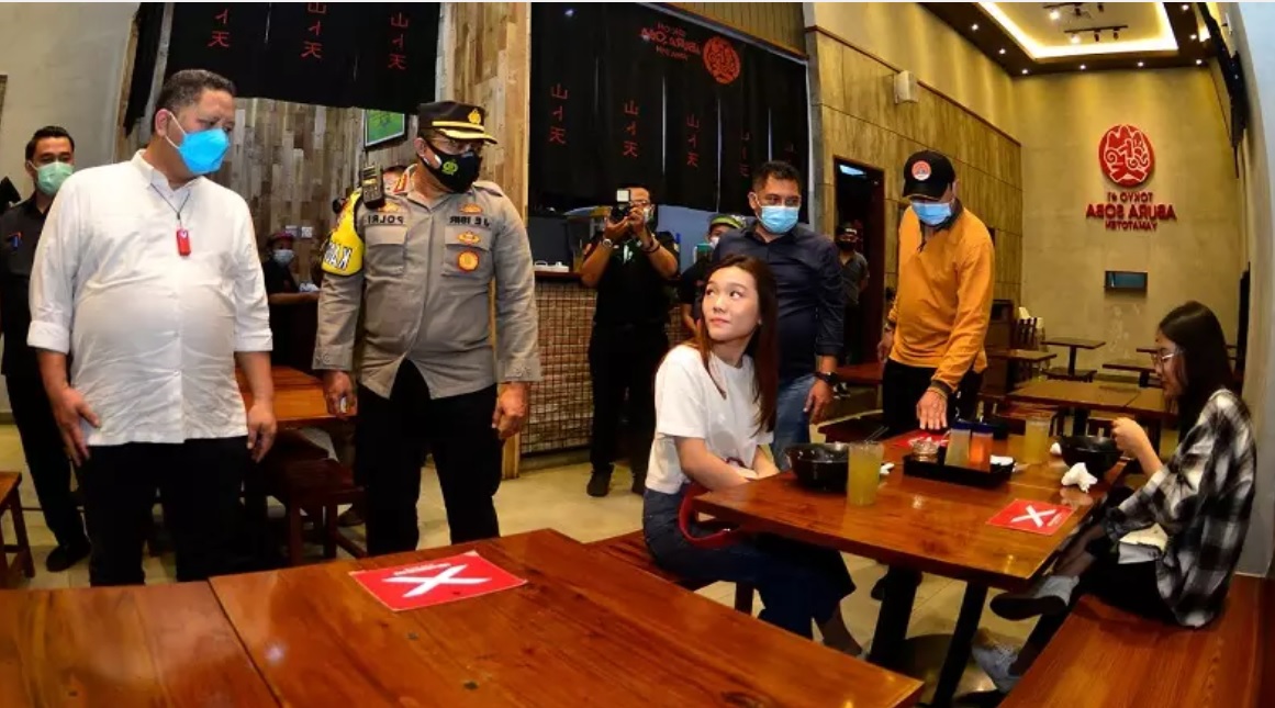 Plt Wali Kota Surabaya Whisnu Sakti Buana bersama forkopimda  tengah melakukan sidak peneranapan PPKM di sejumlah mall dan restoran di Surabaya (Foto / Metro TV)0