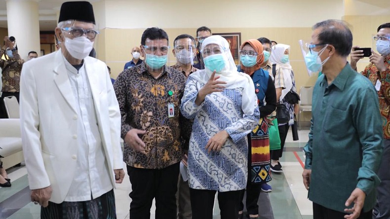 Gubernur Jatim, Khofifah Indar Parawansa bersama Ketua MUI KH Miftakhul Achyarsaat menyaksikan simulasi imunisasi Covid-19 di RSI Jemursari Surabaya beberapa waktu lalu (Foto / Metro TV)