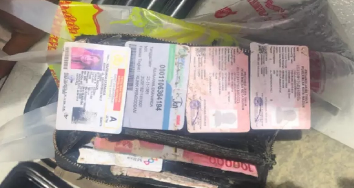 Tim Penyelam Temukan Kartu Identitas asal Jatim yang Diduga Korban Sriwijaya Air