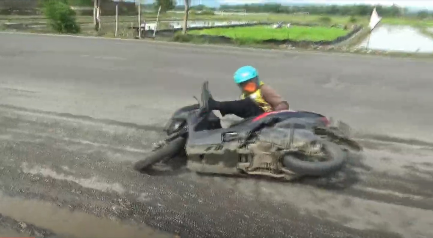 Pengendara motor terjatuh di Jalur Pantura Desa Gesing, Kecamatan Semanding, Tuban. (metrotv)