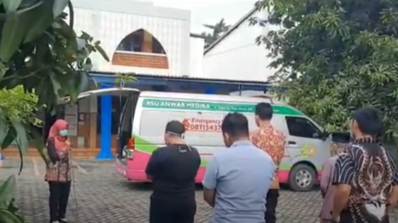 Jenazah Kurniawan Widi Widodo mendapatkan penghormatan terakhir di Halaman RSU Anwar Medika Sidoarjo. (metrotv)