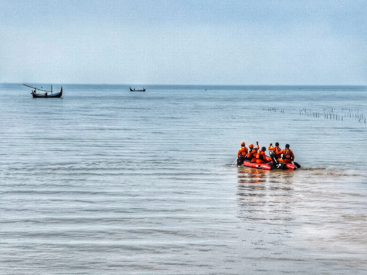 Pencarian korban tenggelam di perairan Pulau Giligenting. (ft/clicks.id)