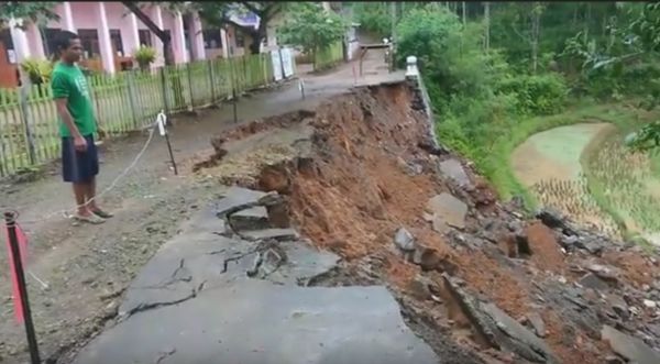 Bahaya! Plengsengan Depan SDN Dongko  Ambrol