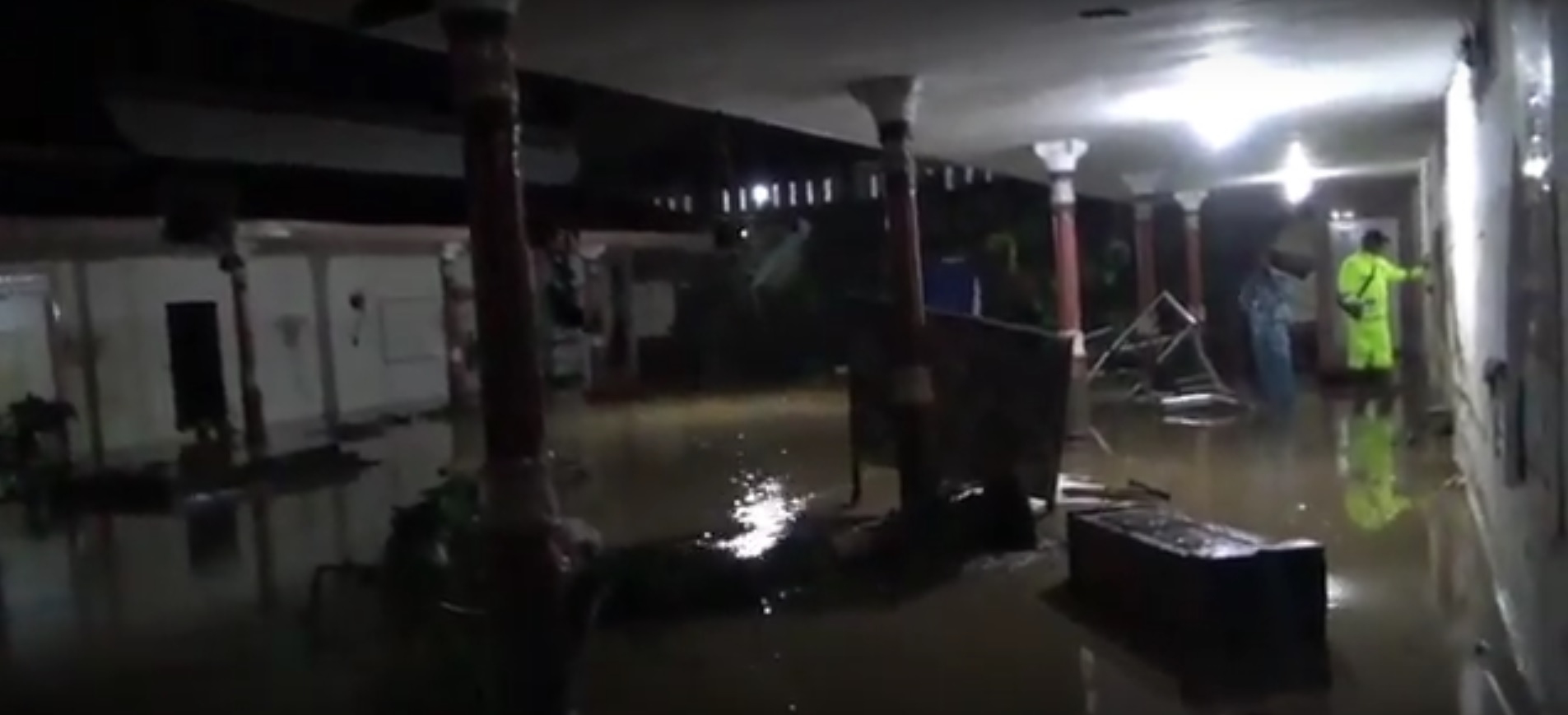 Kondisi di dalam pondok pesantren Ar Rosyid usai diterjang banjir bandang Selasa petang 12 Januari 2021 (Foto / Metro TV)