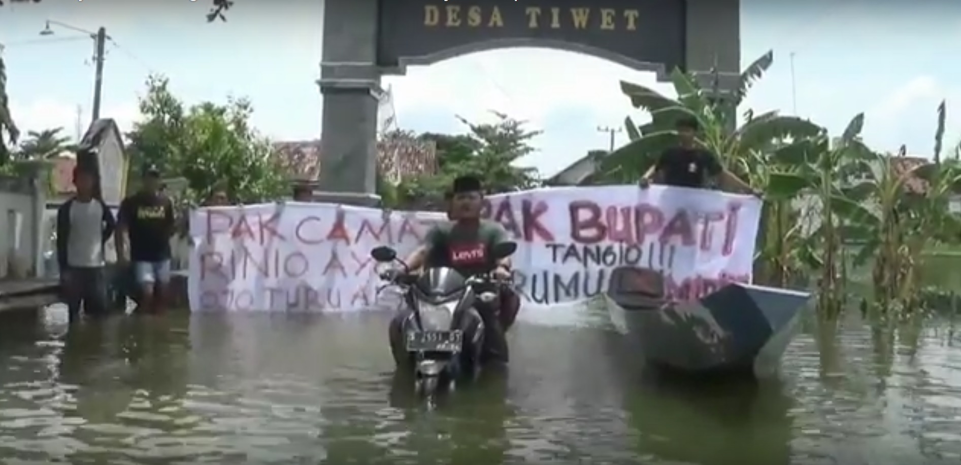 Belasan pemuda di Desa Tiwet menggelar aksi demo di atas perahu (Foto / Metro TV)