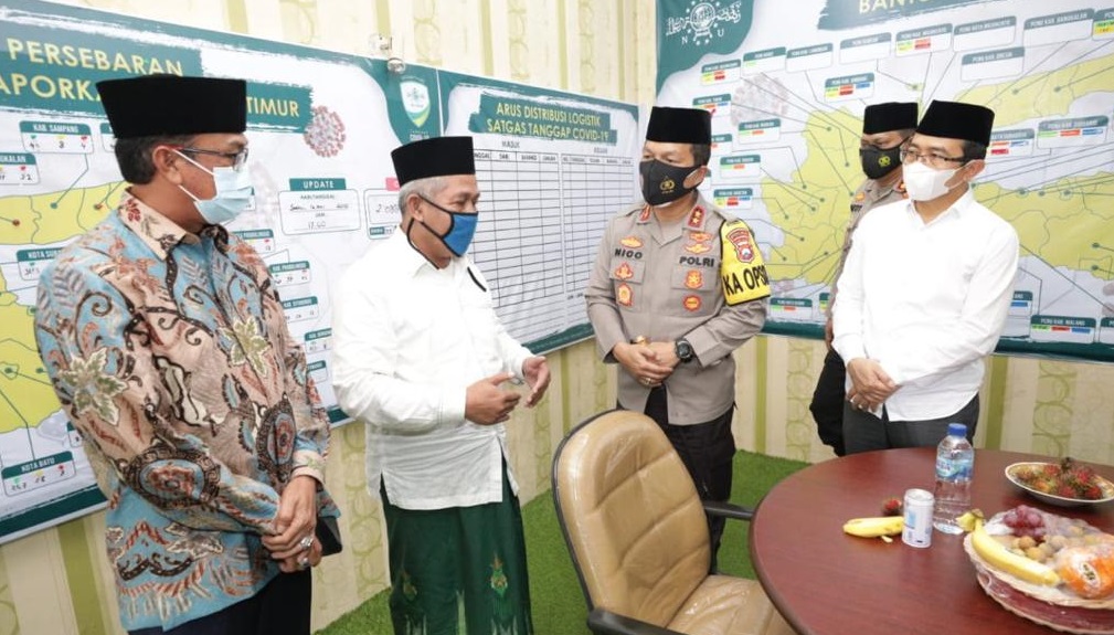 Kapolda Jatim Irjen Pol Nico Afinta saat mendatangi ketua PWNU Jatim Kyai Marzuqi Mustamar (Foto / Clicks.id)