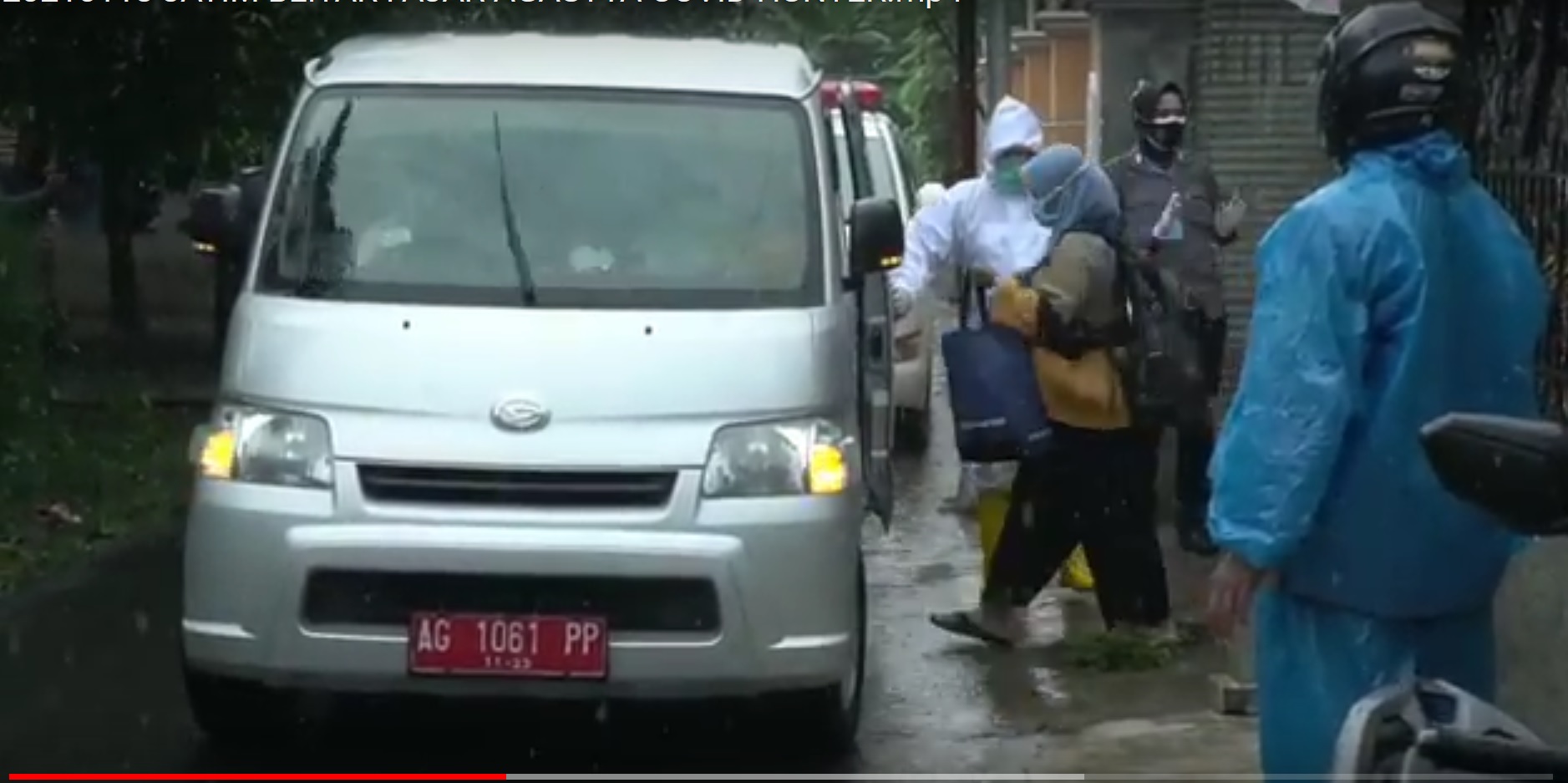 Tim Covid-19 Hunter Polres Blitar Kota menjemput salah satu pasien yang melakukan isolasi mandiri (Foto / Metro TV)