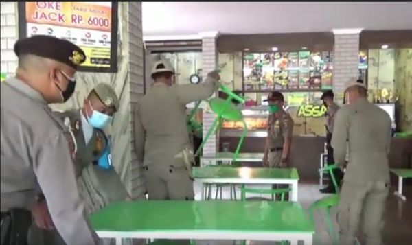 PPKM di Ngawi,  Petugas Gabungan Tertibkan Swalayan dan Restoran