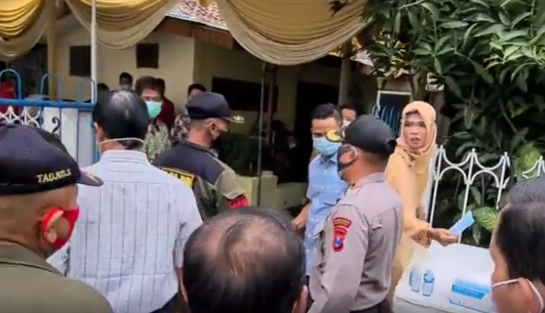 Petugas gabungan membubarkan pesta pernikahan di Ngagelrejo, Surabaya. (metrotv)