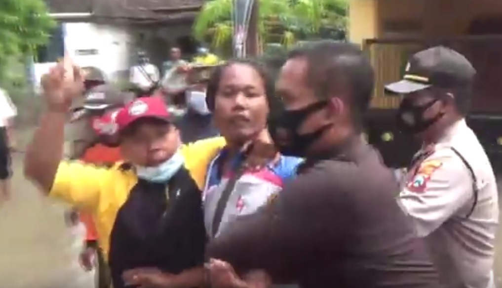 Seorang warga korban kebajiran di Jombang diamankan petugas setelah mencaci-maki Bupati.  (metrotv)