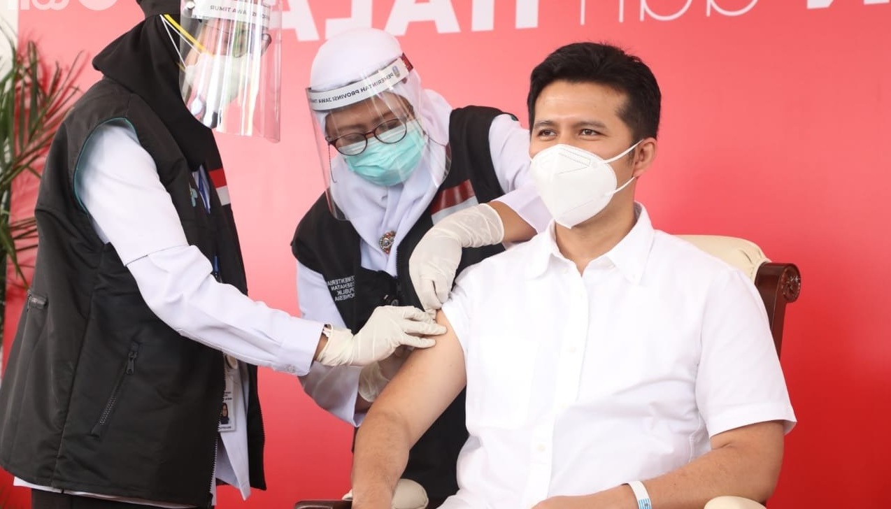 Wagub Jatim Emil Elestianto Dardak saat disuntik vaksin covid-19 (Foto / Metro TV)