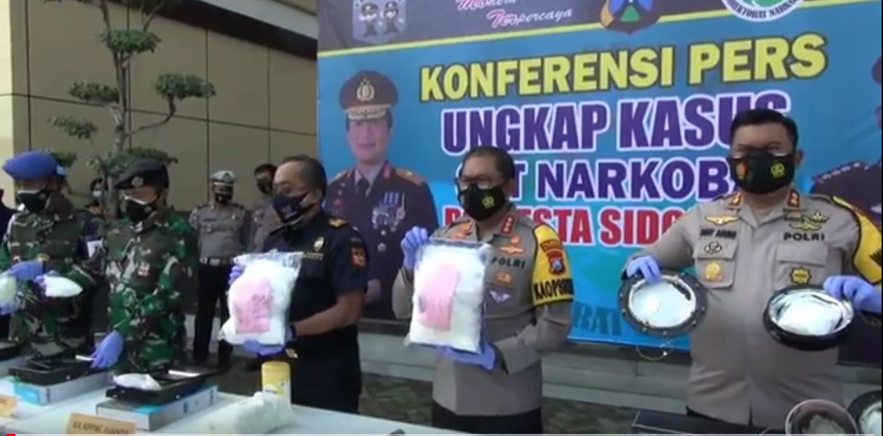 Kapolresta Sidoarjo, Kombes Sumardji menunjukkan barang bukti narkoba asal Malaysia yang hendak diselundupkan ke Jatim (Foto / Metro TV)