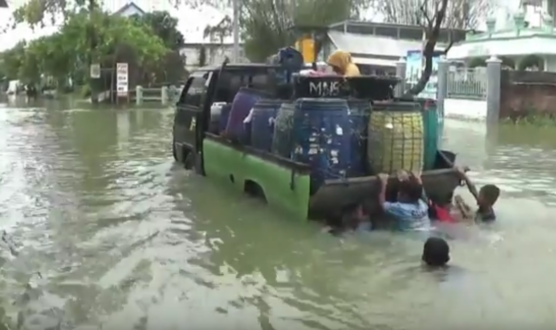 Lamongan Banjir, 1.200 Jiwa Terisolir