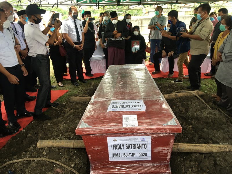 Duka Warnai Pemakaman Kopilot Fadly