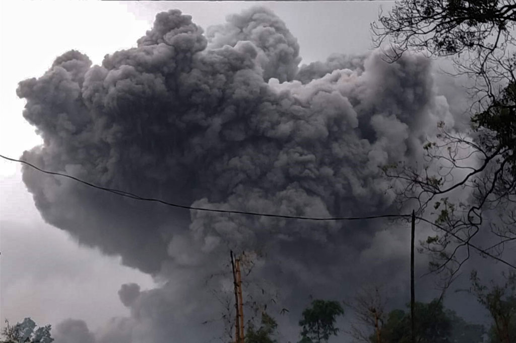 Meletus! Gunung Semeru  Semburkan Awan Panas  Sejauh 4,5 Km