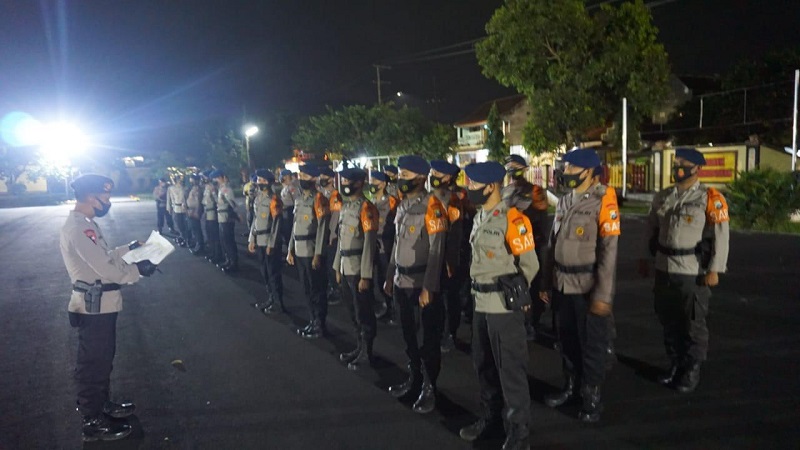  Anggota brimob Polda Jatim menggelar apel sebelum berangkat ke lokasi gunung Semeru (Foto/ Metro TV)