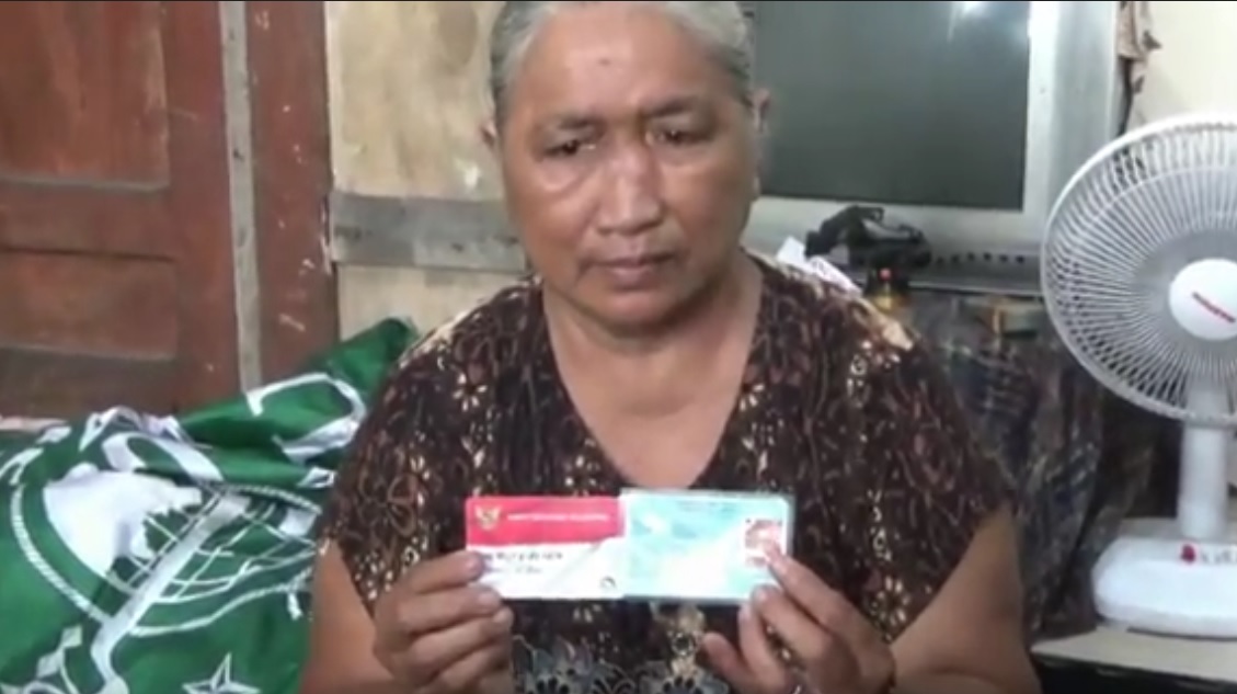 Darwanti menunjukkan kartu PKM sebelum dicoret sepihak oleh pemerintah (Foto / Metro TV)