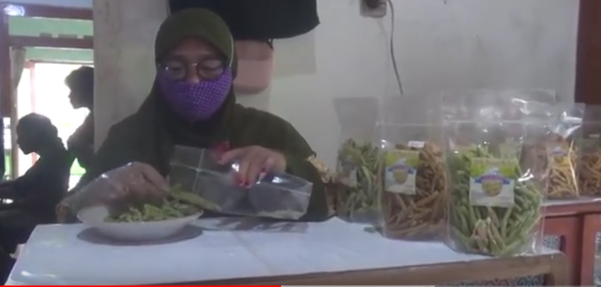 Bangkrut dari Usaha Catering, Seorang Ibu Rumah Tangga Berinovasi Memproduksi Stik Daun Kelor