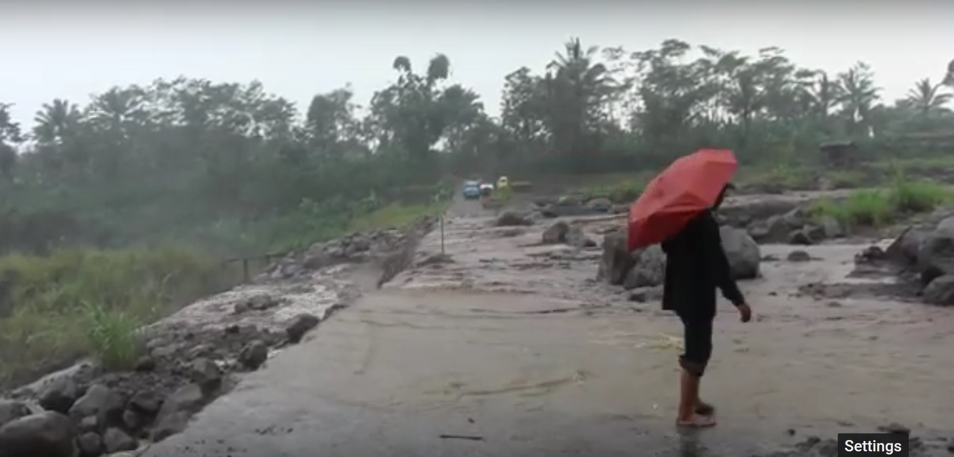 Kali di Desa Pasrujambe, Kecamatan Pasrujambe, Lumajan tengah mengecek kondisi muntahan banjir lahar (Foto / Metro TV)