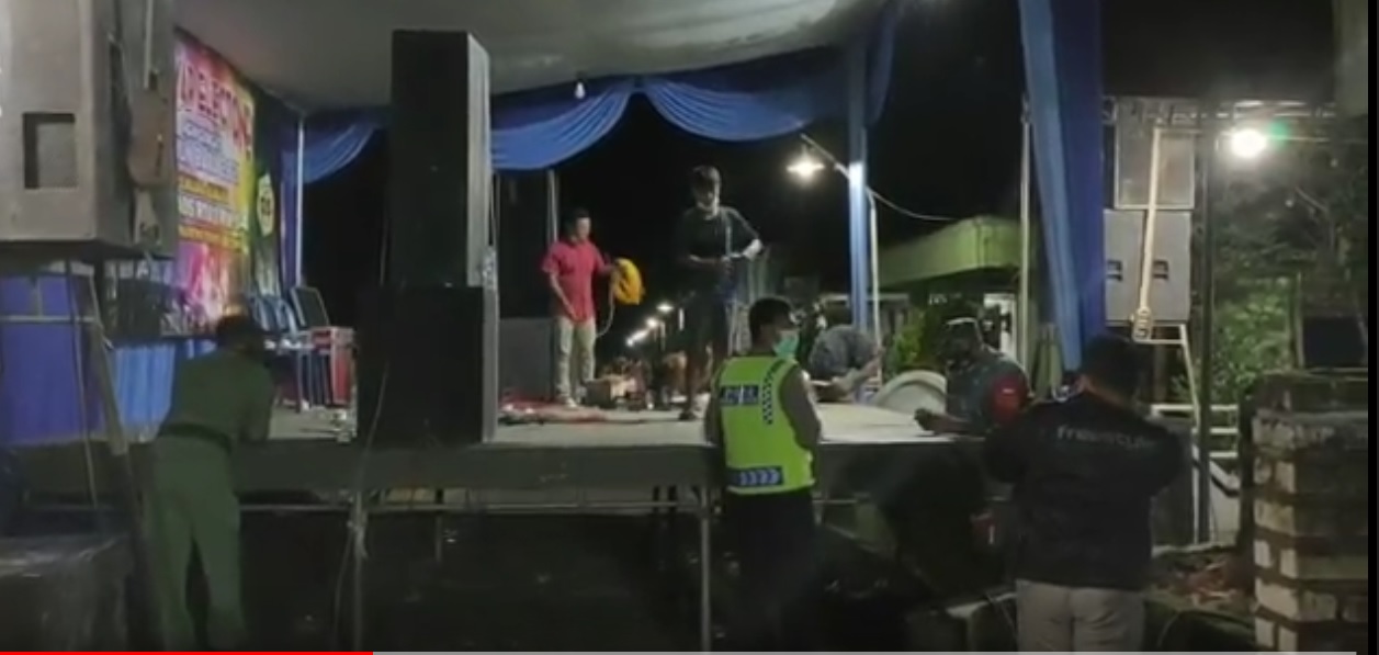 Polisi dan petugas TNI membubarkan pesta dangdut eleton di Sidayu Gresik lantaran masih dalam masa PPKM (Foto / Metro TV)