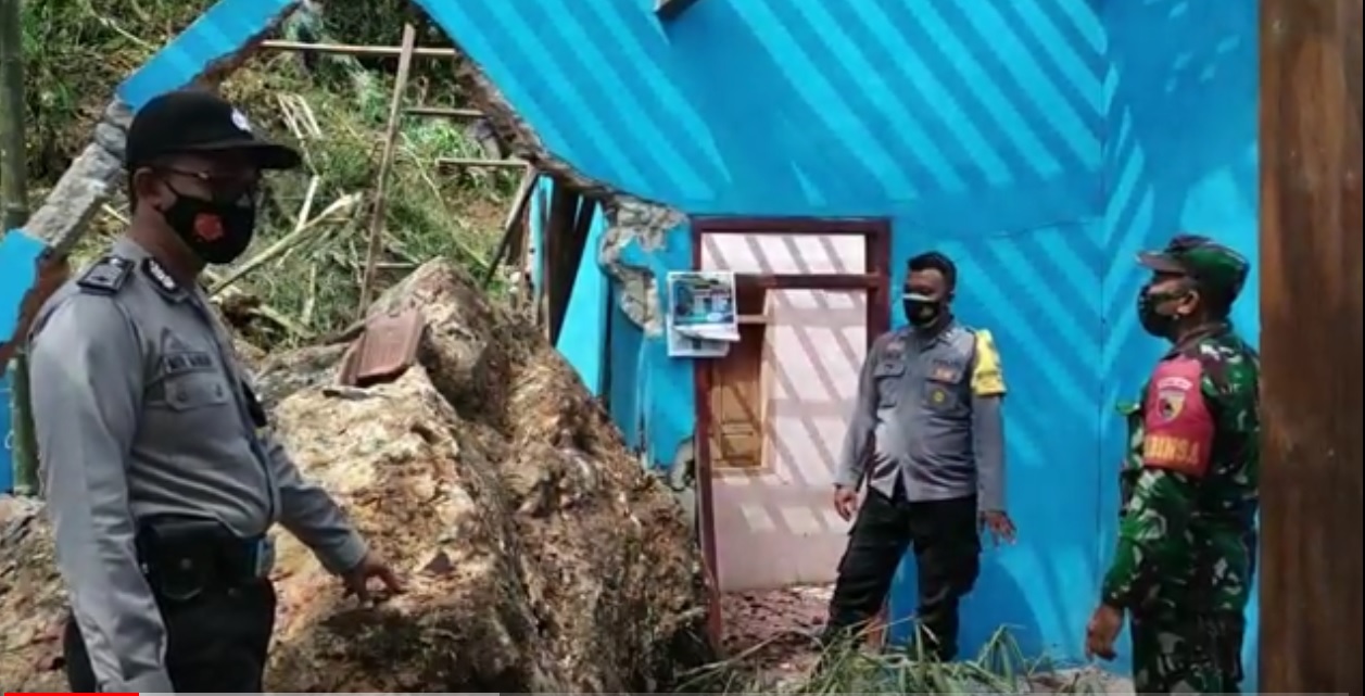 Petugas setempat tengah mengecek kondisi rumah salah satu korban yang tertimpa bongkahan batu besar (Foto / Metro TV)