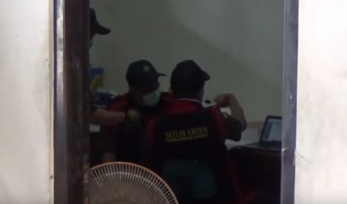 Penyidik dari Kejari Jombang menggeledah kantor CV Media Mentari (Foto / Metro TV)