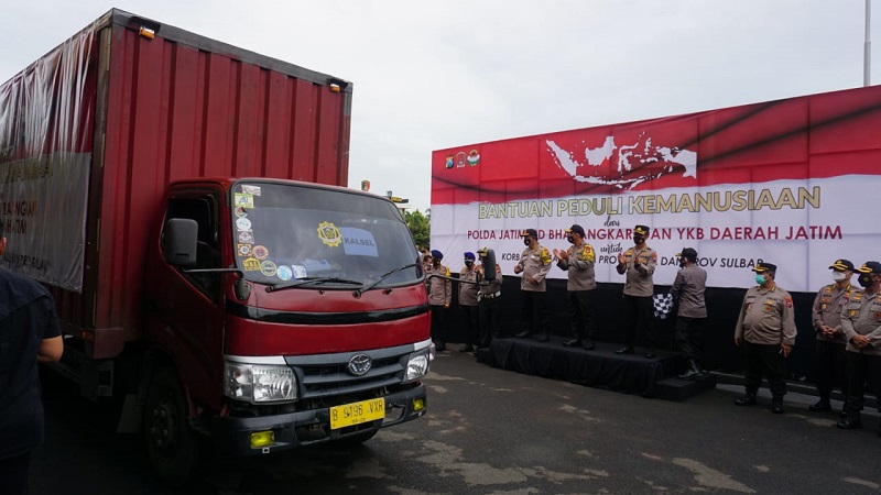 Wakapolda Jatim Brigjen Pol Slamet Hadi Supraptoyo dan pejabat utama Polda Jatim memberangkatkan bantuan untuk korban bencana alam di Kalsel dan Sulbar (Foto / Metro TV)