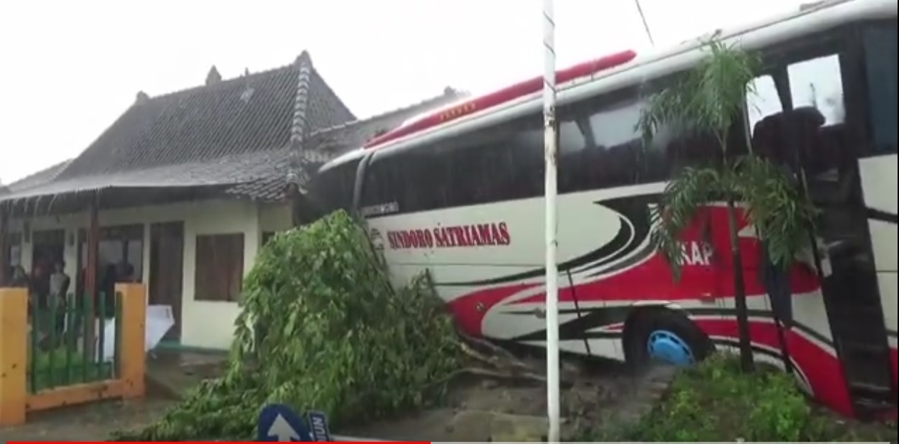 Bus Tabrak Rumah Hingga Hancur di Magetan