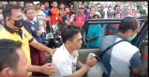 Heri Irawan saat diamankan anggota Polsek Krian (Foto / Metro TV)