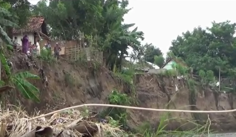 Bantaran Sungai Deluwan, Kabupaten Bondowoso tergerus arus. (metrotv) 