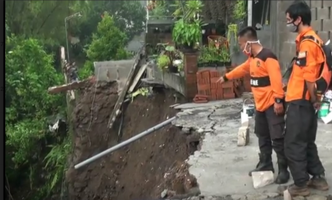 Tim SAR mengamati lokasi longsoran tempat korban terjatuh. (metrotv)