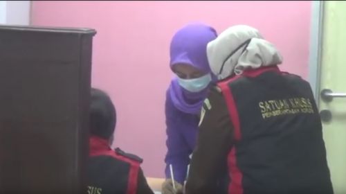 Tim Penyidik Kejari Kediri saat mengeledah Kantor BPR. (metrotv)
