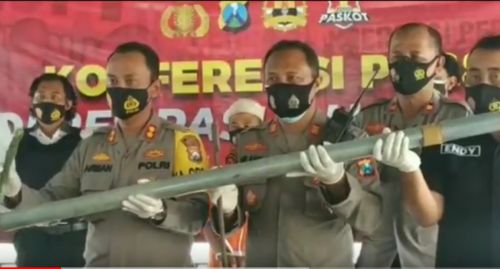 Kapolres Pasuruan Kota, AKBP Arman menunjukkan barang bukti. (metrotv)
