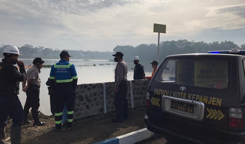 Petugas melakukan evakuasi jasad Roland Sumarna (Foto / Metro TV)