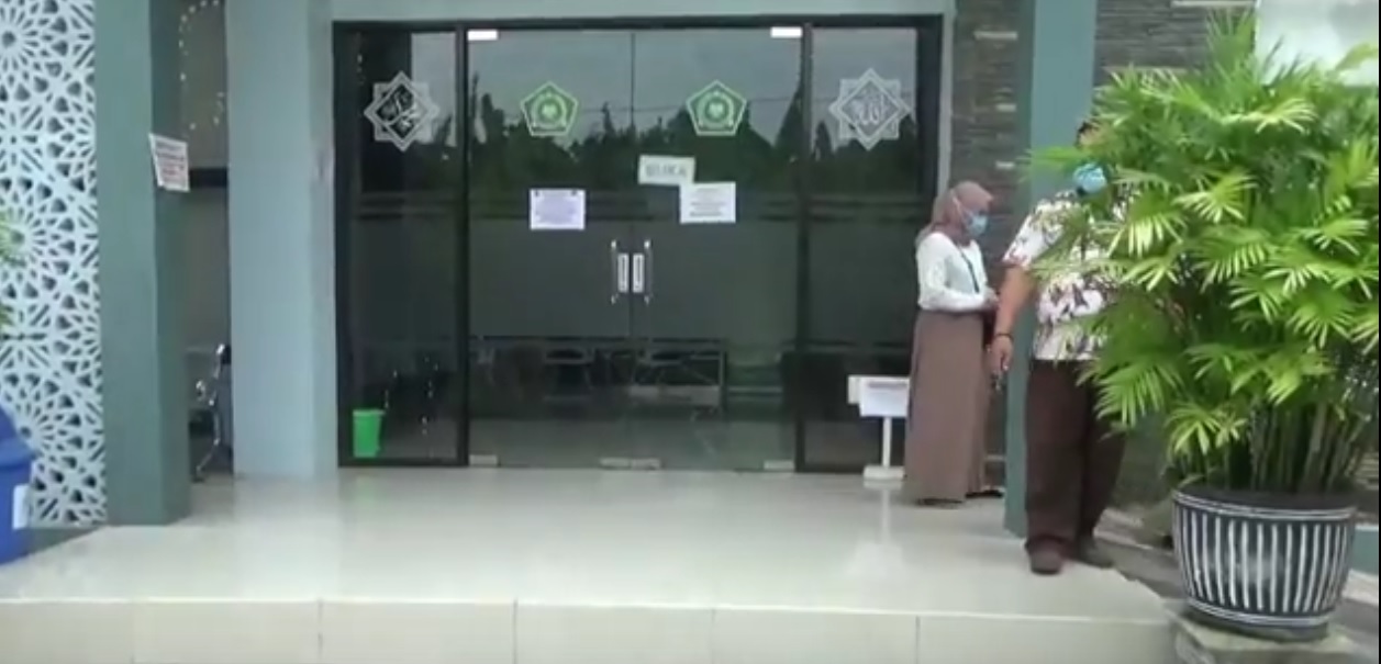 Sejumlah warga terpaksa balik kucing saat mengetahui  kantor pelayanan haji di Kemenag Sidoarjo ditutup akibat covid-19 (Foto / Metro TV)