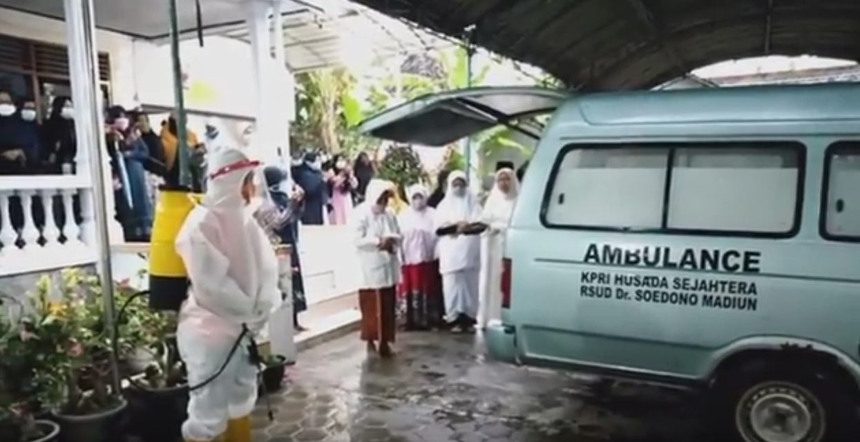 Sedih, Pengantin di Magetan Menikah di Depan Jenazah Orang Tuanya