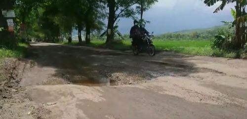 Kondisi Jalan rusak di Trenggalek butuh perbaikan (Foto / Metro TV)