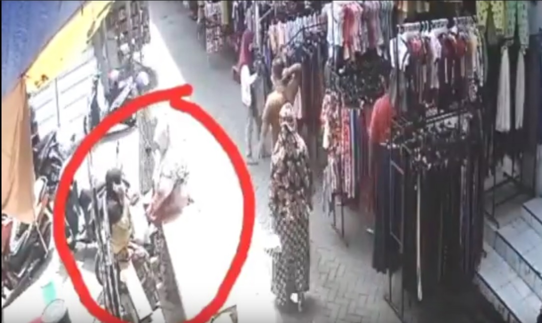 Dua pelaku pencurian yang terekam kamera CCTV. (metrotv)