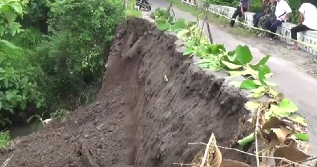 Kondisi Jembatan Kepuan di Magetan setelah diterjang hujan deras. (metrotv)