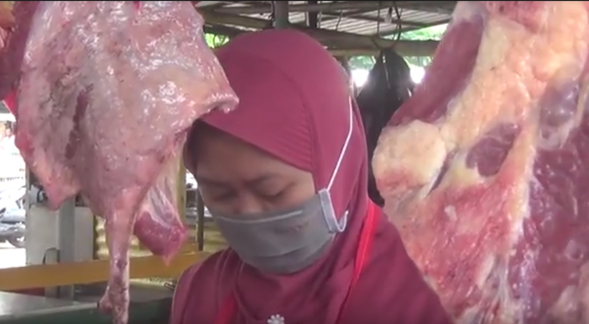 Pedagang daging sapi Pasar Tradisional Sentonobetek Kota Kediri. (metrotv)